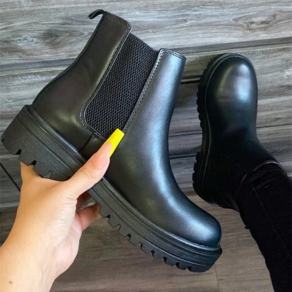 NWT!! LUG SOLE LOW HEEL CHELSEA ANKLE BOOTIE WITH ELASTIC - Picture 1 of 1